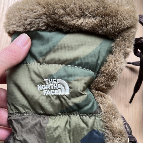 💕🎉 HOST PICK 🎉💕 EUC North Face down filled nylon top boots - Picture 2 of 13